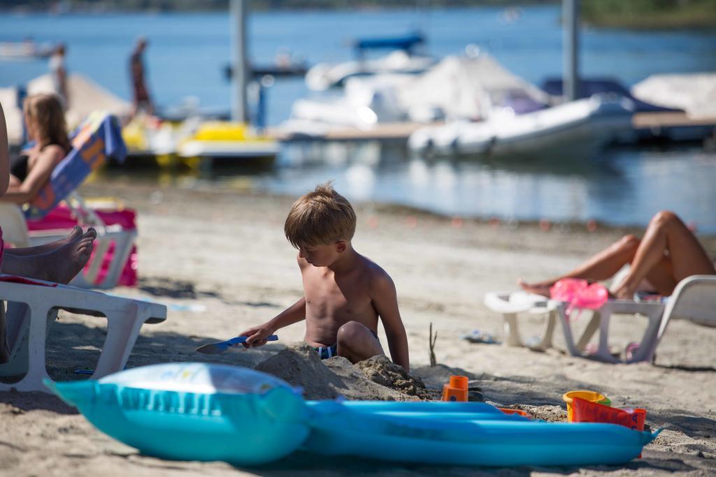 Camping Italia Lido คาสเตลเลตโต โซปรา ติชิโน ภายนอก รูปภาพ